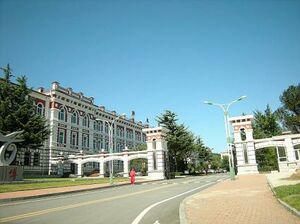 旅順工科大学 ロゴ.jpg