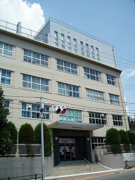 ファイル:神戸山手短期大学 ロゴ.jpg
